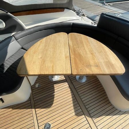 Une Nuit Sur Un Bateau Linge & Menage Inclus La Rochelle  Exterior photo